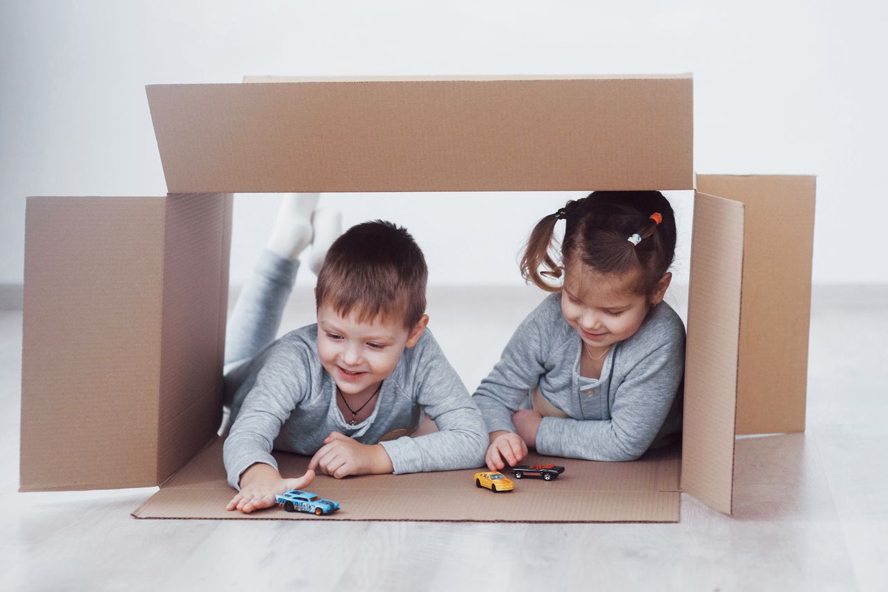 Mini jeux de société de voyage DIY pour enfants, rangés dans une petite boîte de transport.