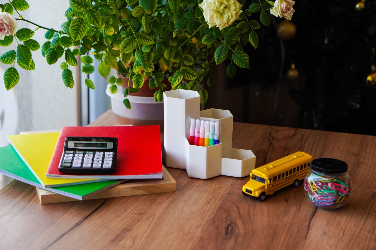 Organiseur de bureau enfant DIY en carton recyclé, coloré, compact et pratique pour le rangement scolaire