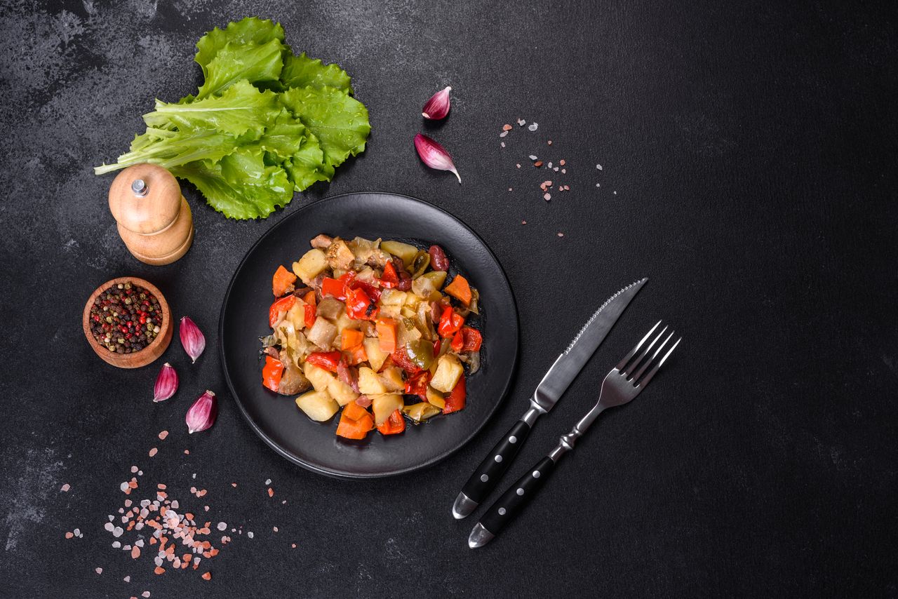 Plat mijoté d’automne aux légumes de saison, table familiale chaleureuse et cuisine maison savoureuse.