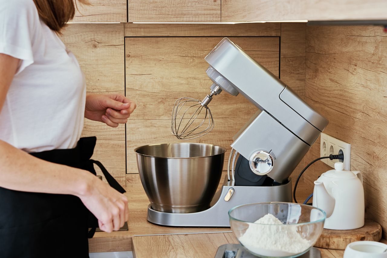 Robots culinaires compacts alignés sur un plan de travail clair dans une petite cuisine moderne