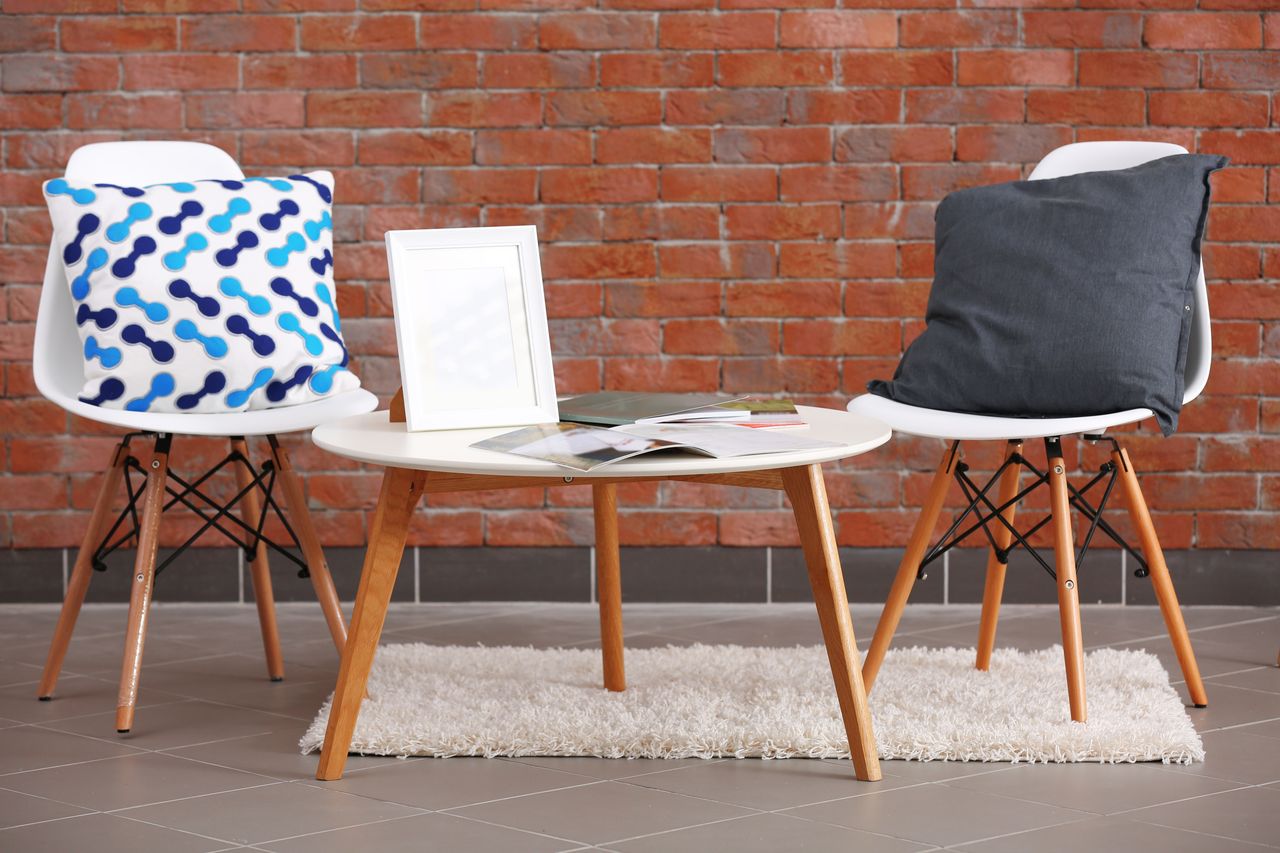 Table basse relevable en bois style atelier, plateau rond en hêtre, salon lumineux contemporain.