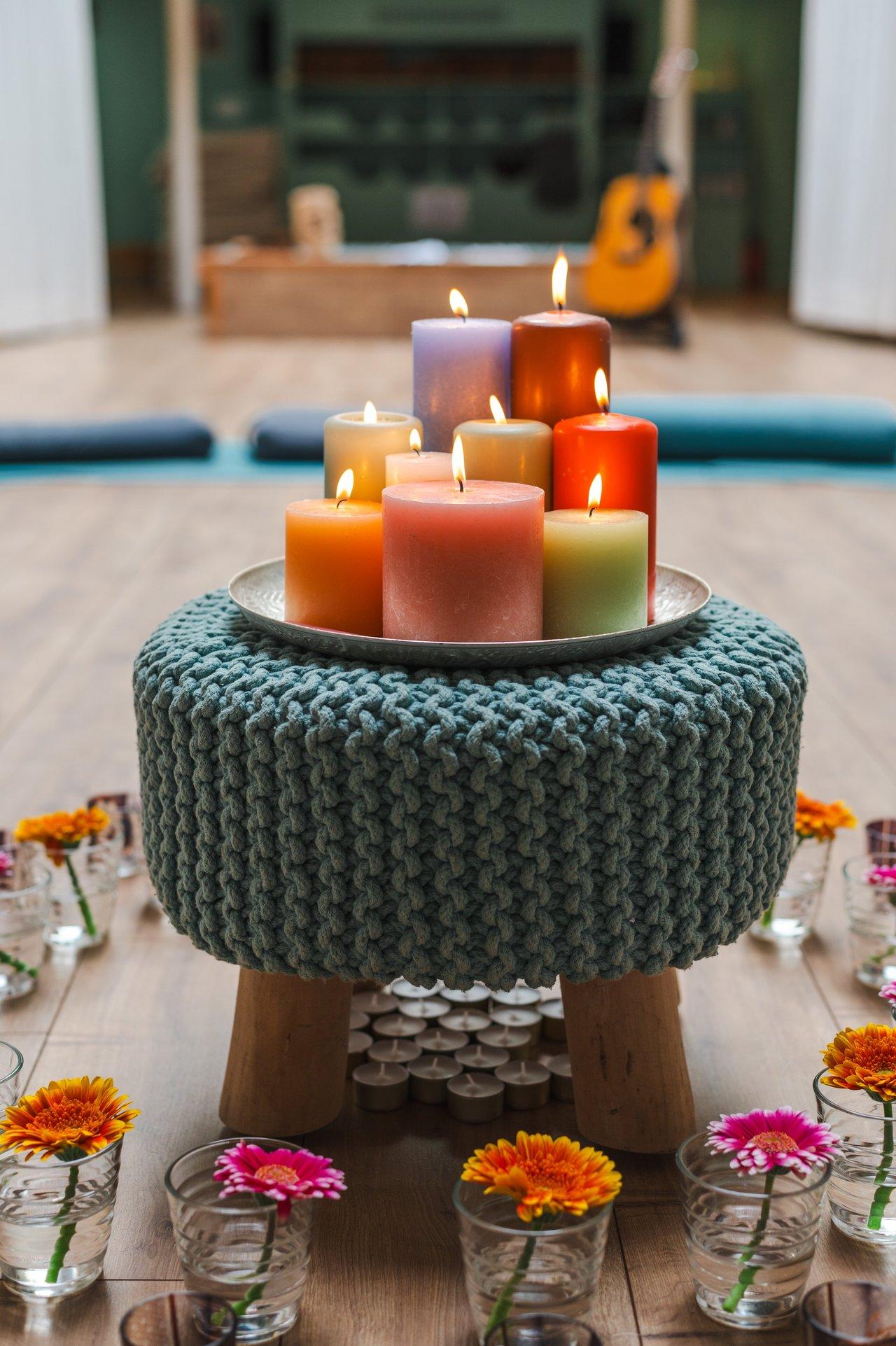 Un coussin de méditation Zen Lotuscrafts dans un espace relaxant avec bougies et ambiance apaisante.
