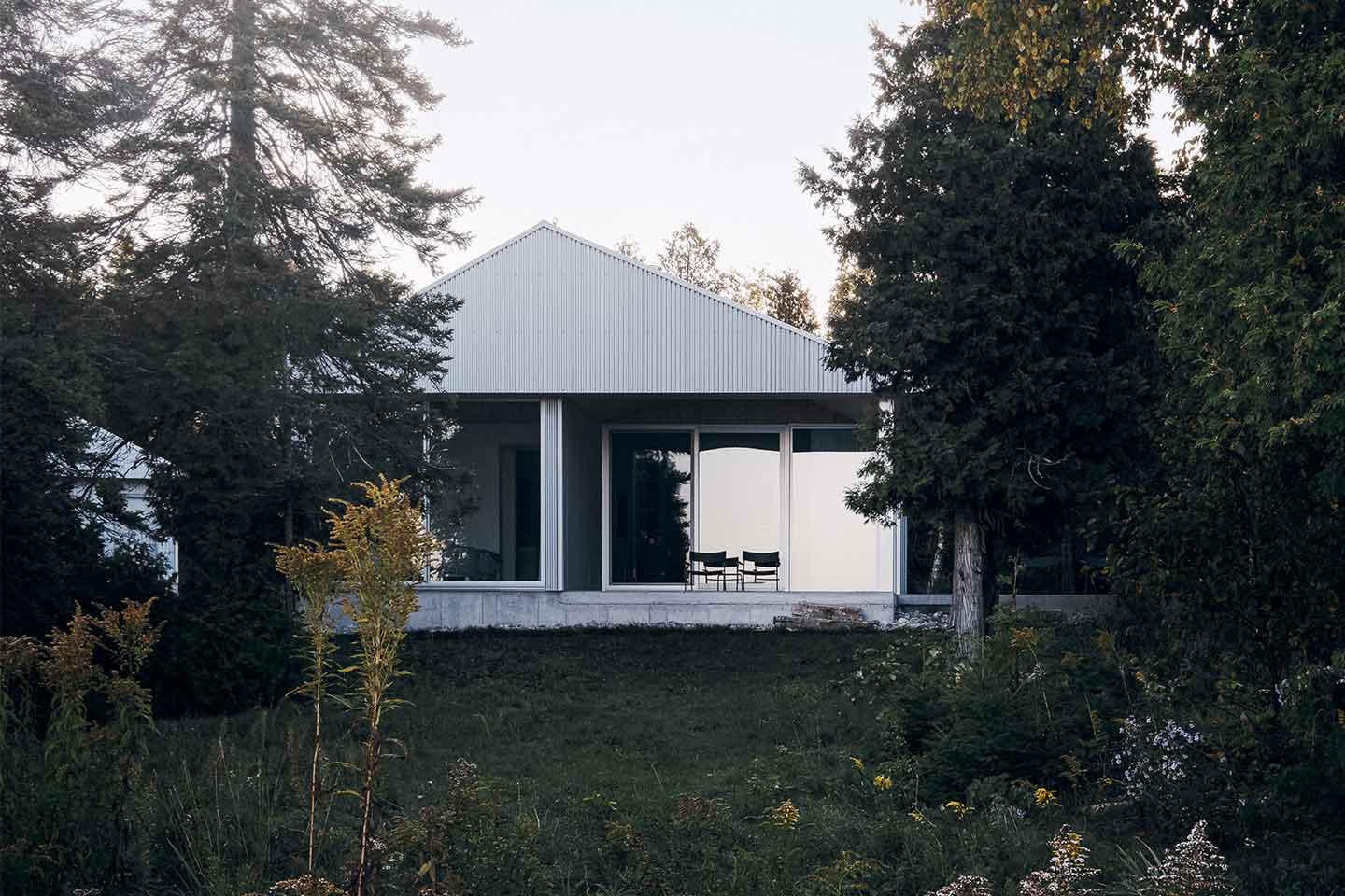 Lire la suite à propos de l’article Devil&rsquo;s Glen, la maison en métal conçue par StudioAC