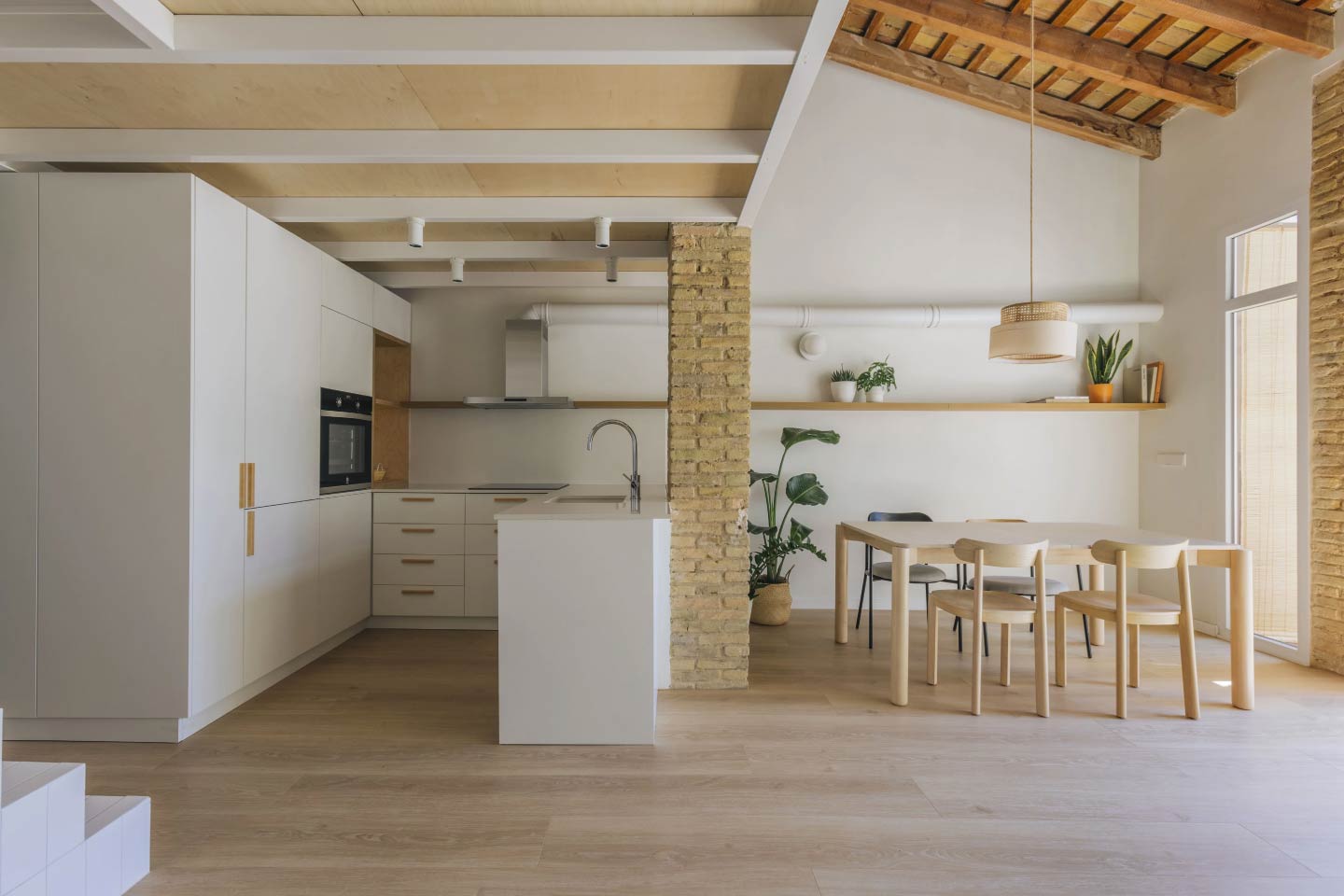 Lire la suite à propos de l’article Un penthouse à double hauteur remis au goût du jour