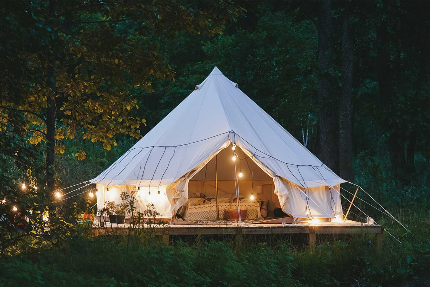 Lire la suite à propos de l’article Comment meubler une tente de camping en style glamping
