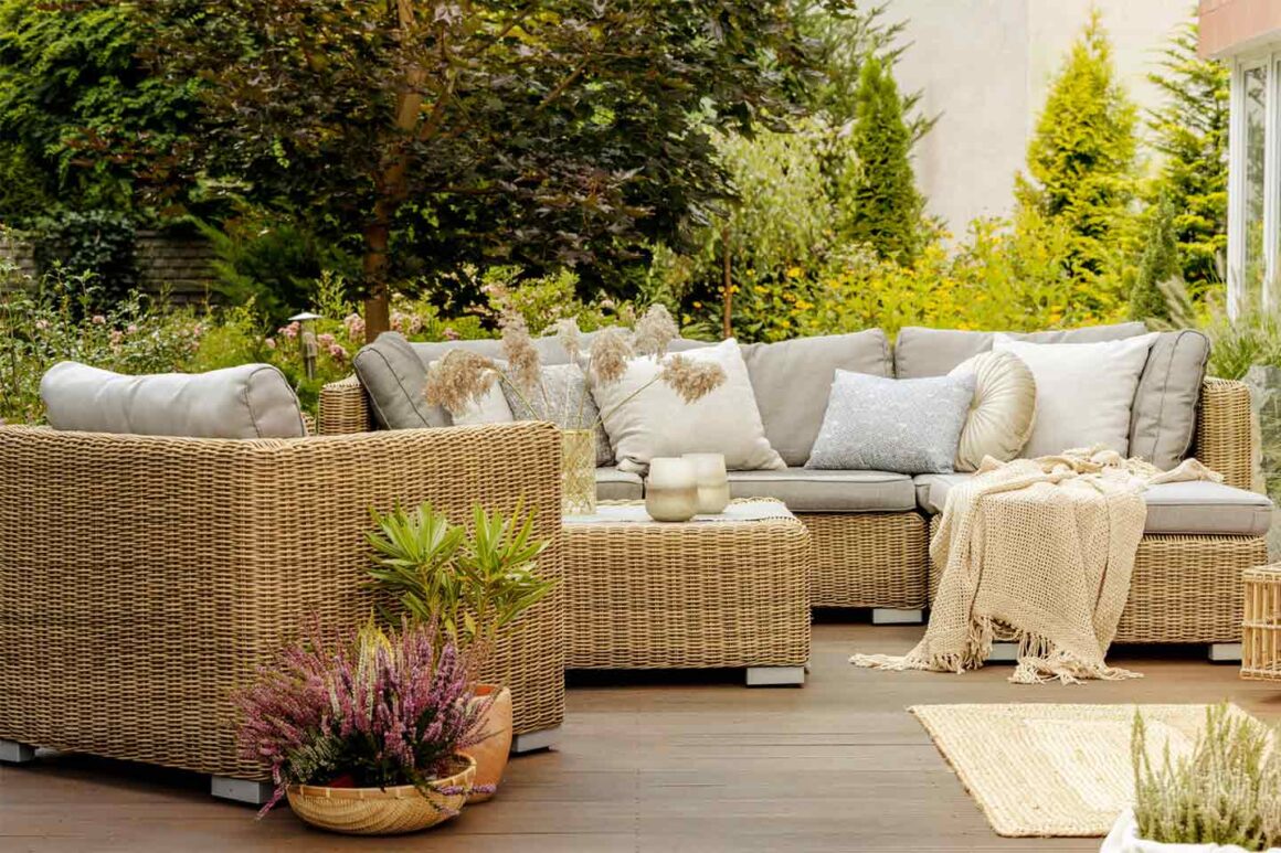 Comment entretenir les meubles en rotin pour qu'ils gardent leur éclat canapé d'extérieur en rotin avec fauteuil et table basse assortie