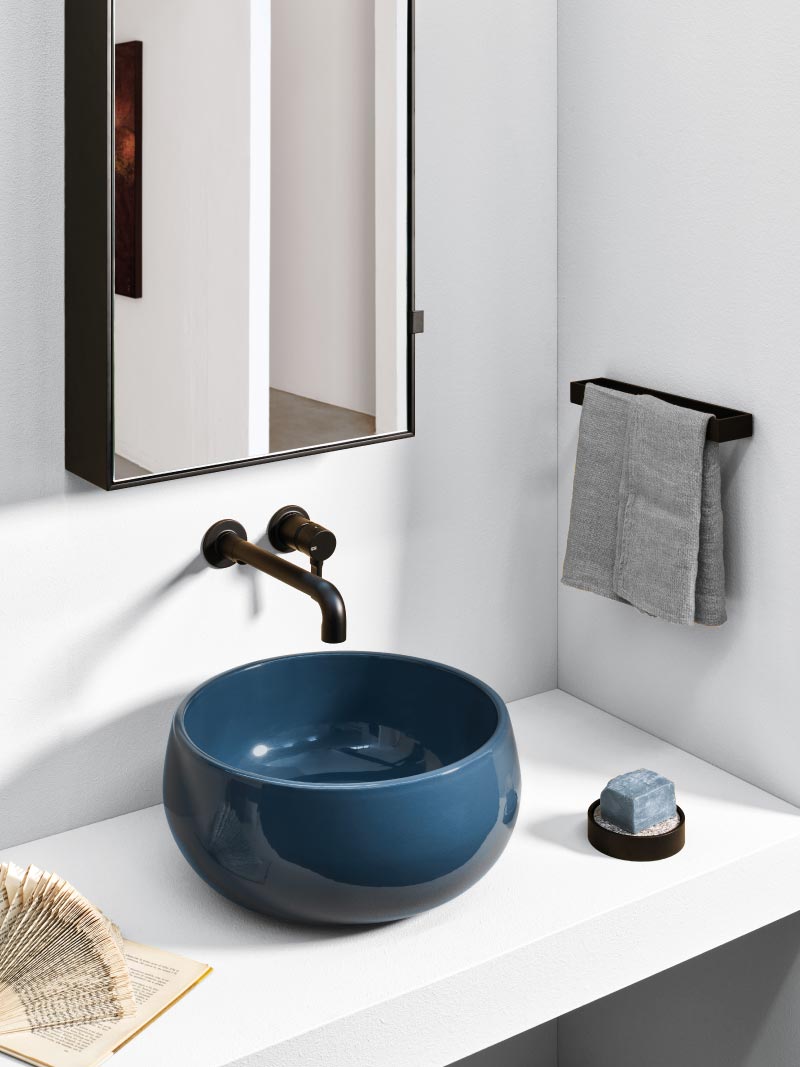 Des vibrations estivales : la salle de bains de Ceramica Cielo est teintée de bleu lavabo de salle de bain rond et bleu