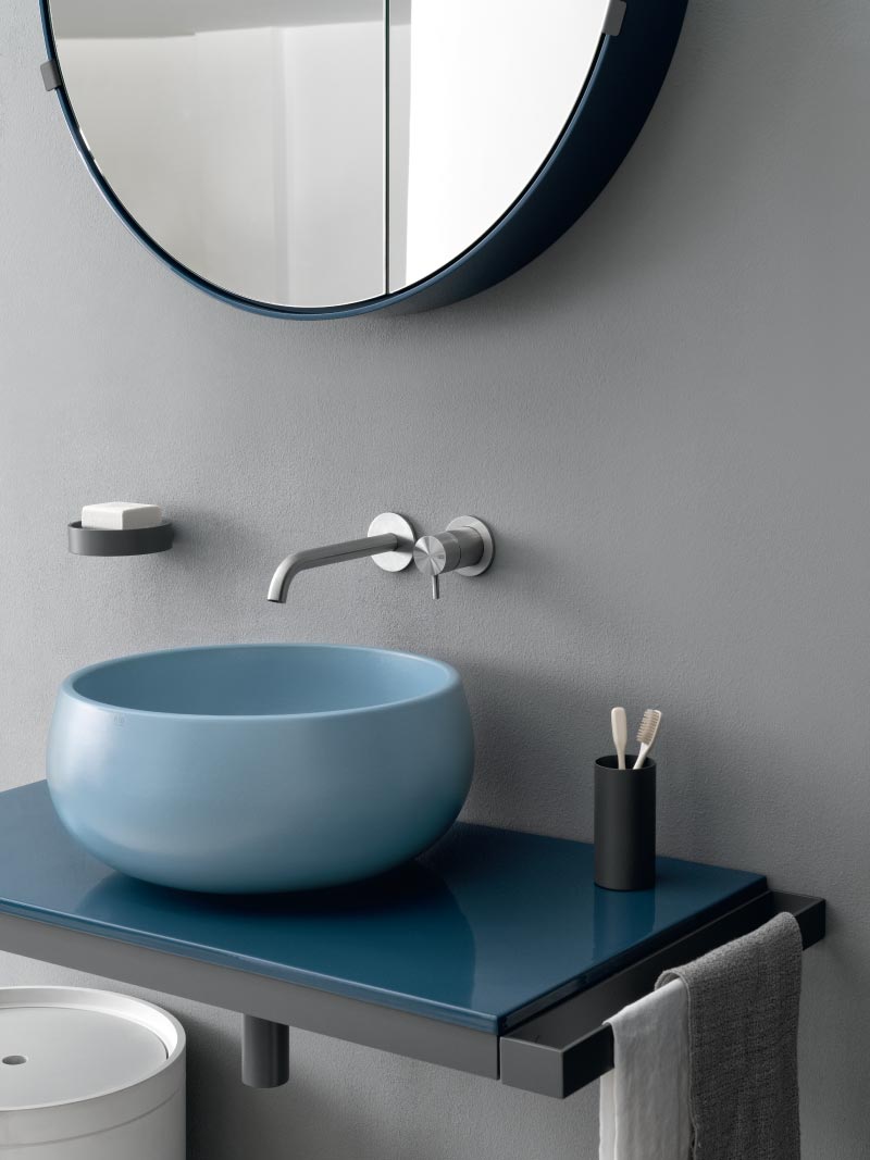 Des vibrations estivales : la salle de bains de Ceramica Cielo est teintée de bleu vasque de salle de bain ronde bleu ciel