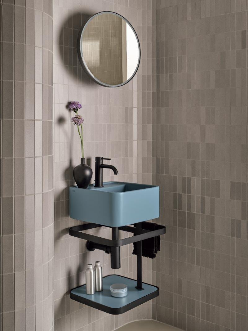 Des vibrations estivales : la salle de bains de Ceramica Cielo est teintée de bleu vasque de salle de bain compacte bleu clair