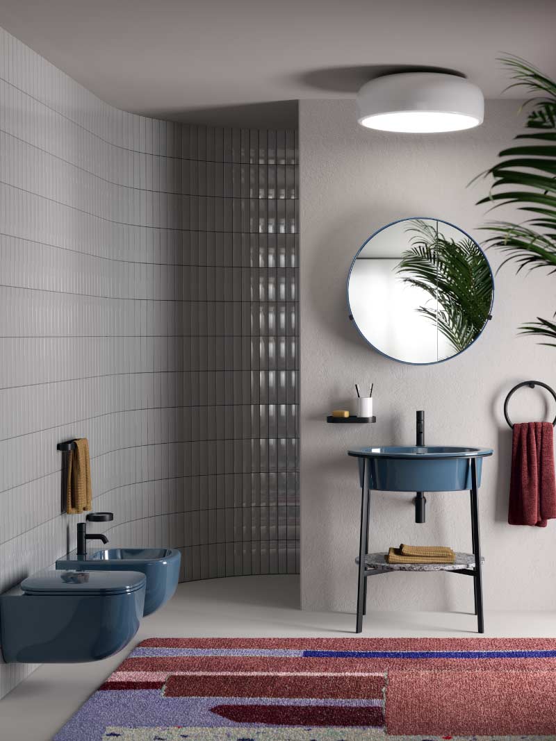 Ambiance estivale : la salle de bains de Ceramica Cielo est teintée de bleu Collection I Catini de Ceramica Cielo en bleu