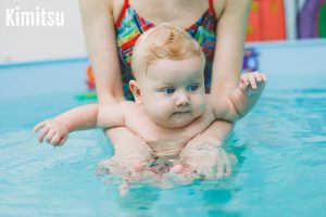Lire la suite à propos de l’article Bébés nageurs : conseils essentiels pour une première séance réussie à la piscine