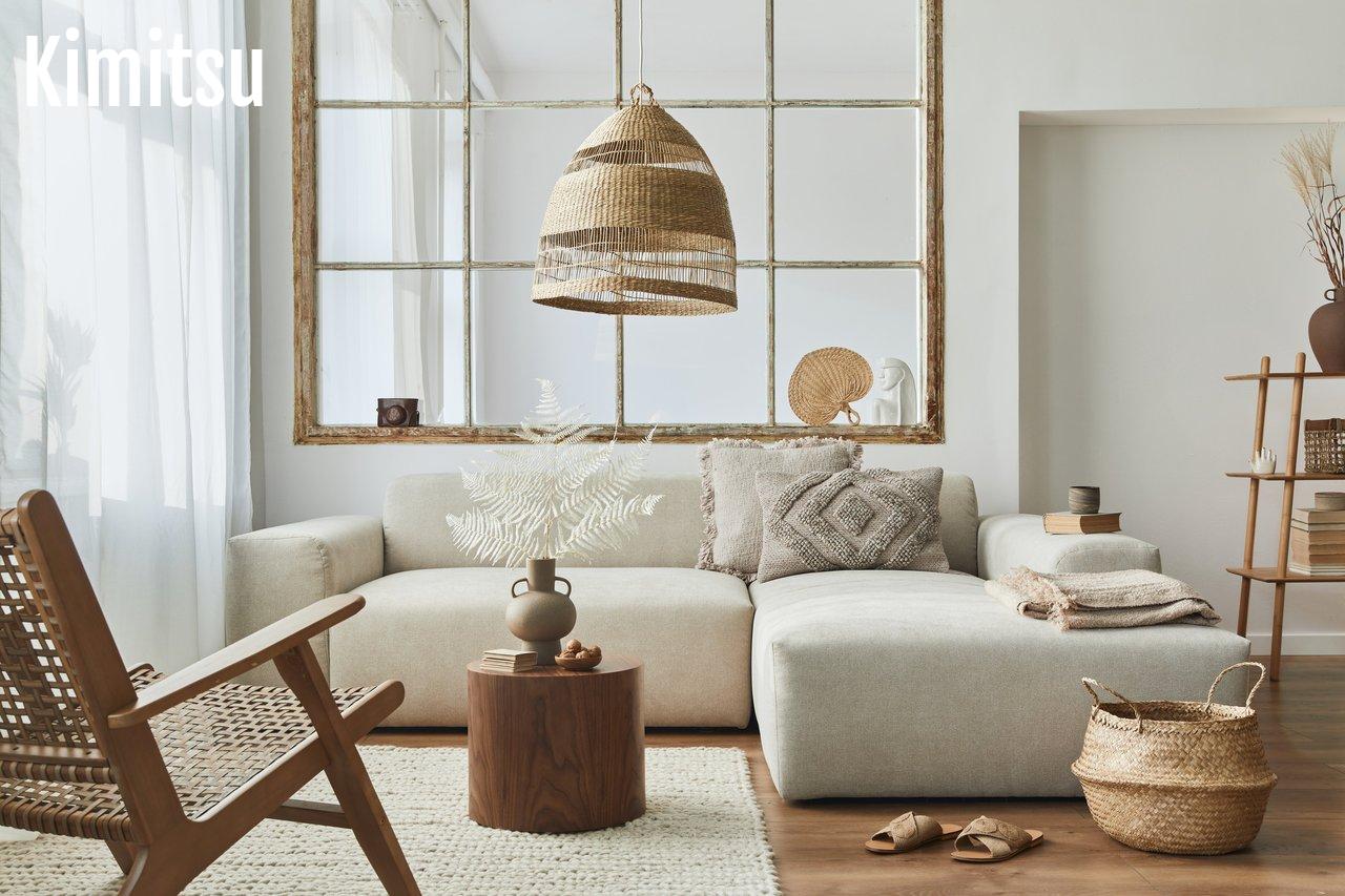 Un salon contemporain au style organic modern living room, mêlant mobilier modulable et luminaires XXL en verre soufflé.