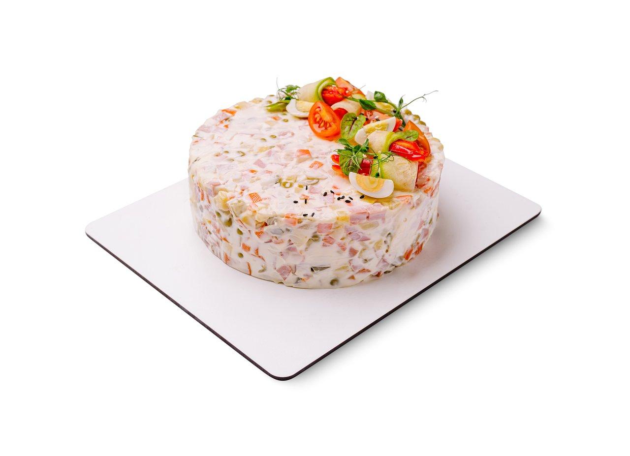 Cake salé du printemps léger accompagné d'une salade verte fraîche, parfait pour un repas convivial.