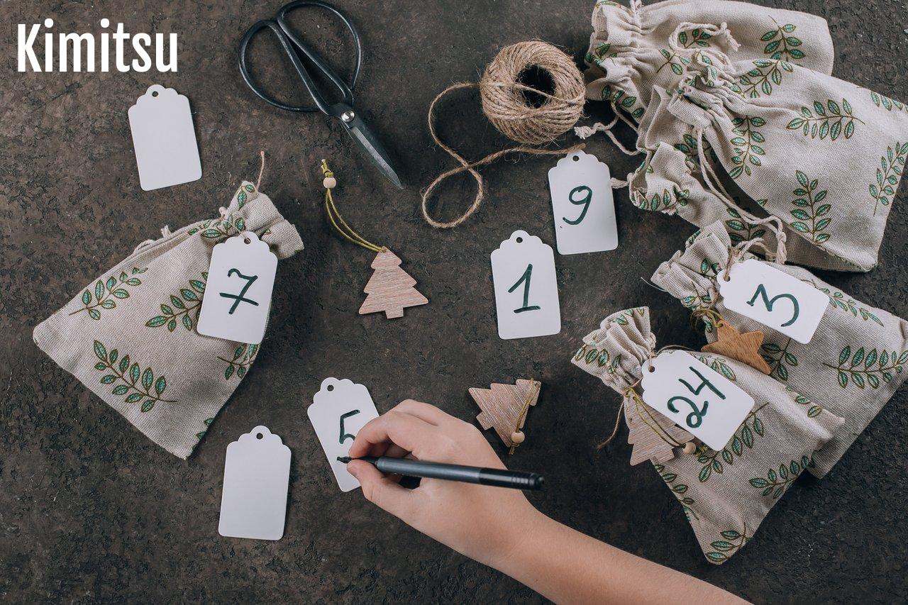 Une famille créant un calendrier de l’Avent inversé avec des matériaux recyclés et des décorations festives.