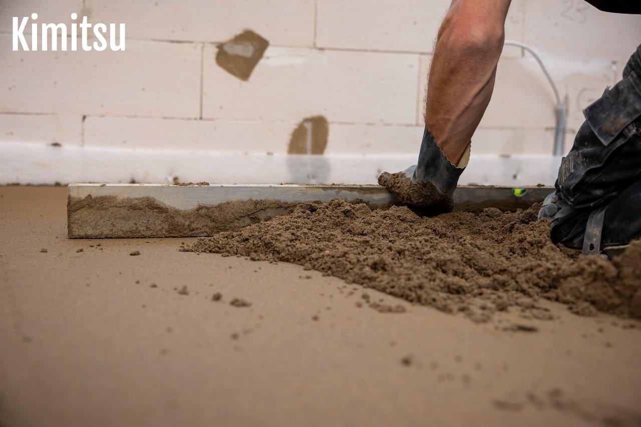 Installation d'une chape flottante en cours dans un salon familial, étape clé pour une isolation phonique efficace.
