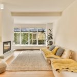 Isolation phonique salon familial 30m² : matériaux performants et budget adapté isolation-phonique-dun-salon-familial-avec-mobilier-blanc-cheminee-e