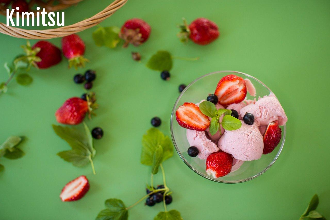 Une glace maison aux fruits trop mûrs, herbes fraîches et épices, idéale pour l'été 2026.