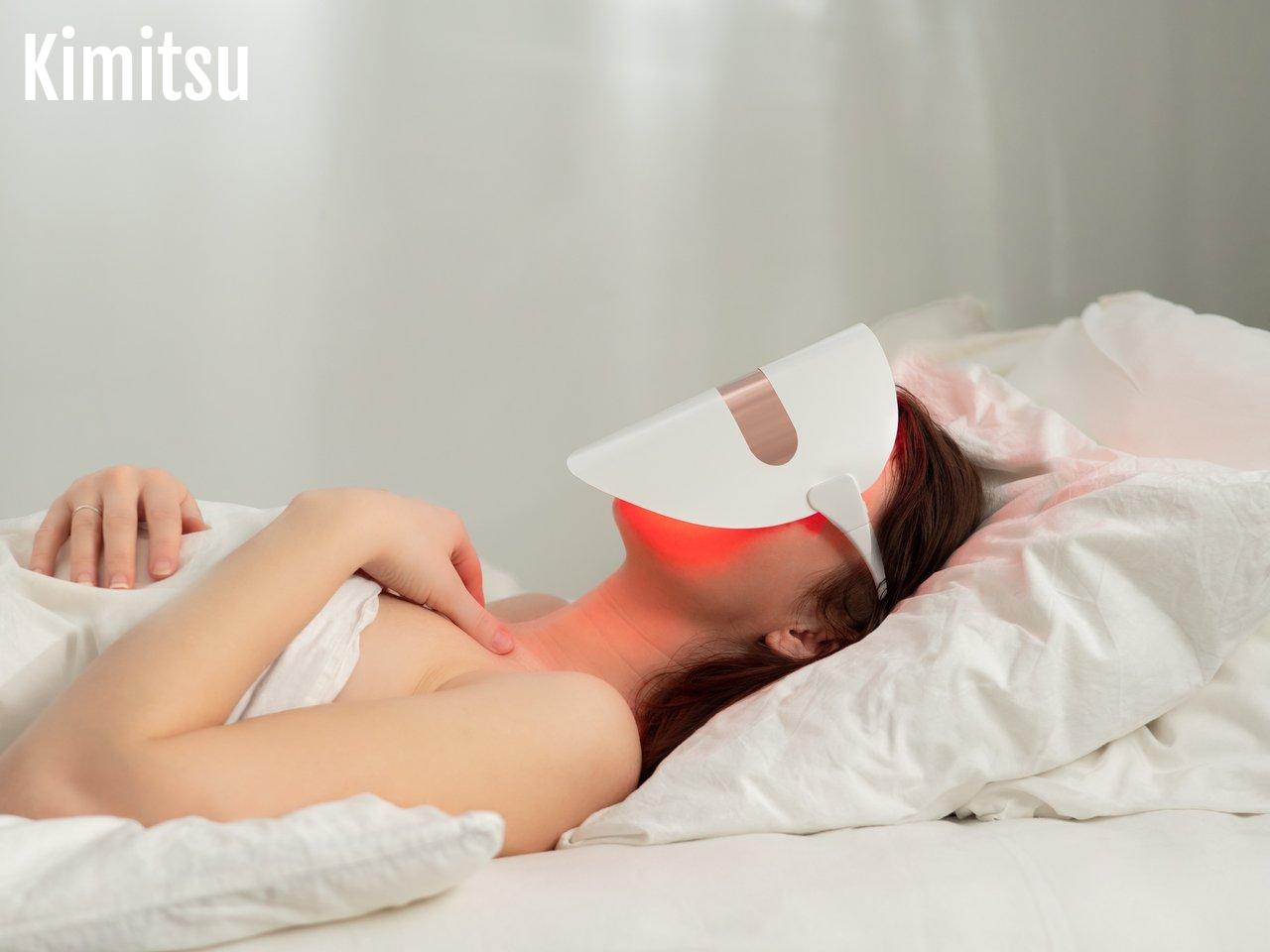 Une lampe de luminothérapie moderne allumée sur un bureau pour lutter contre la fatigue hivernale à la maison.