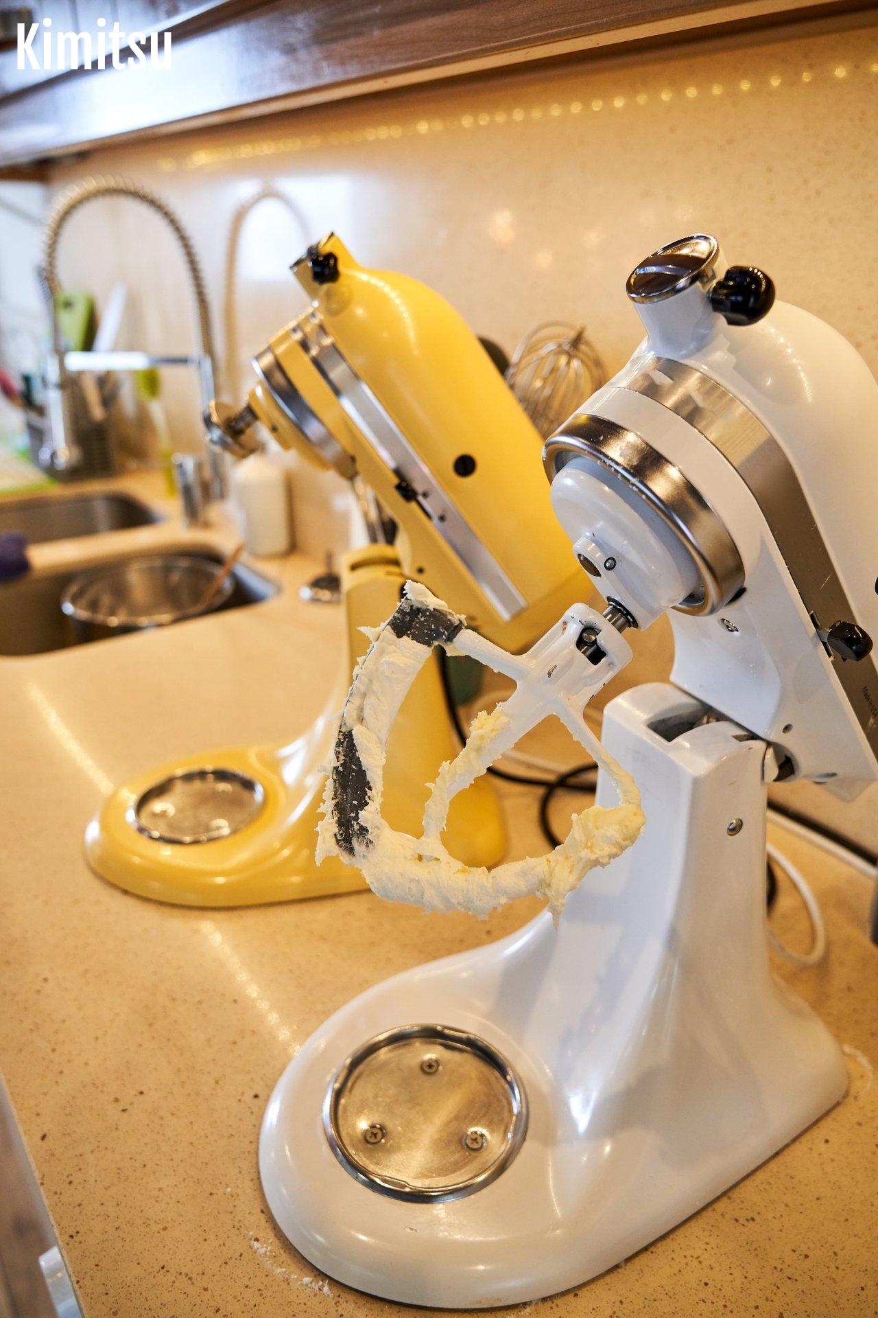 Une sélection de kitchen stand mixers family de différentes tailles et marques sur un plan de travail.