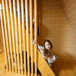 espace-de-travail-pour-enfant-sous-escalier-dans-une-cabane-en-bois-p