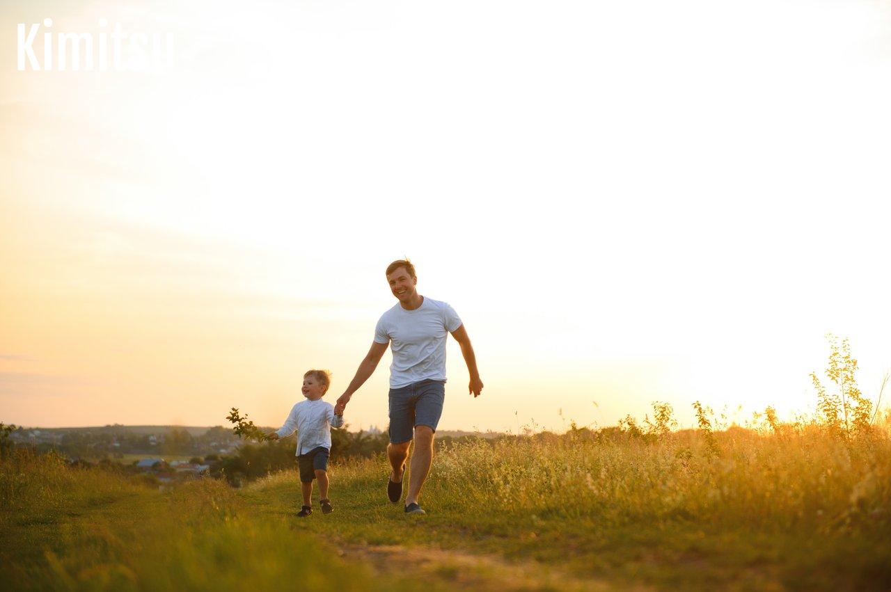 Parents actifs profitant de la lumière naturelle du matin pour booster leur énergie quotidienne.