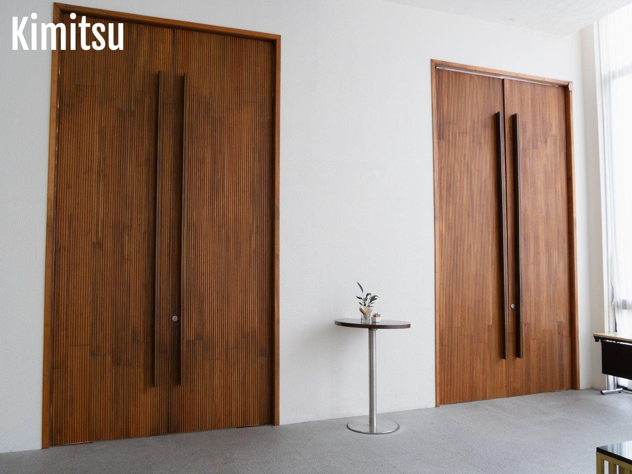 Portes coulissantes en bois massif dans un intérieur contemporain lumineux, alliant simplicité et design moderne.